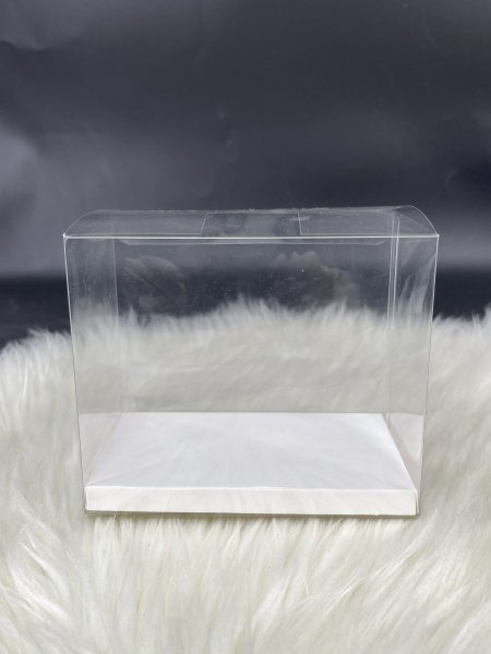 علبة بلاستيك شفاف