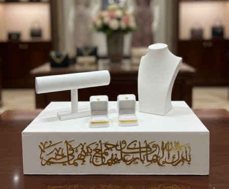 ستاند خشب مع عبارة بارك الله لكما وبارك عليكما وجمع بينكما في خير