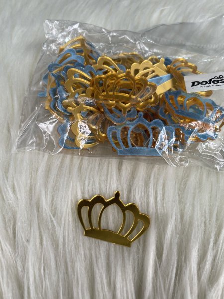 تاج اكريلك ذهبي