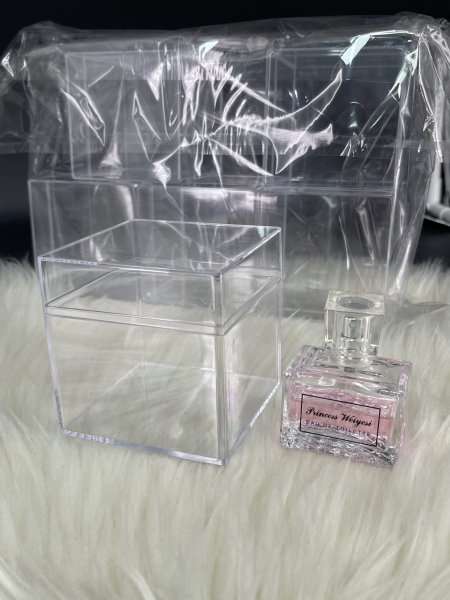 علبة اكريلك شفاف مقاس (٨*٨*٨)