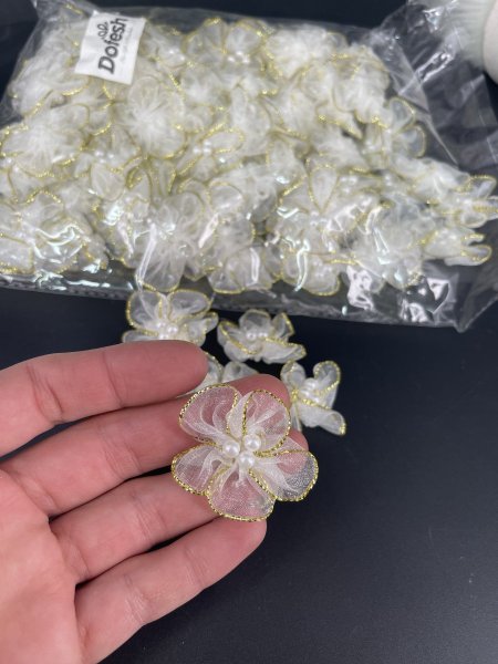 ورد ففل مع لولو ابيض