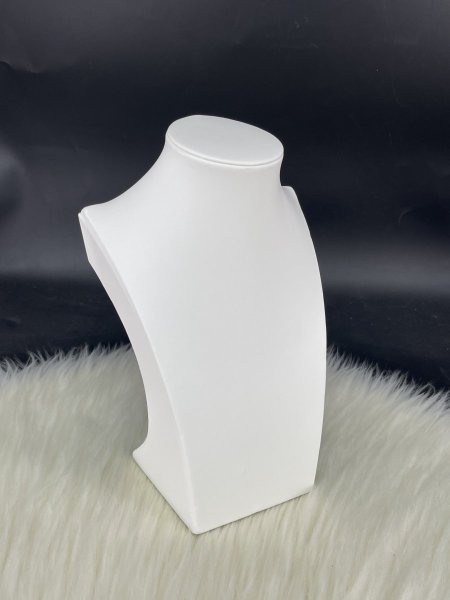 رقبة للذهب جلد ابيض ارتفاع ٢٣ سم