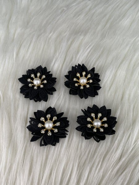 ورد مخمل مع خرزة مقاس ٤ سم