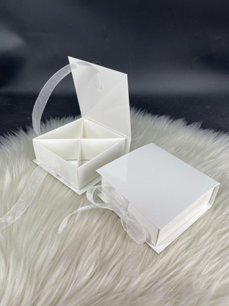 علبةكرتون مع قواطع داخلية مقاس 10*10*4