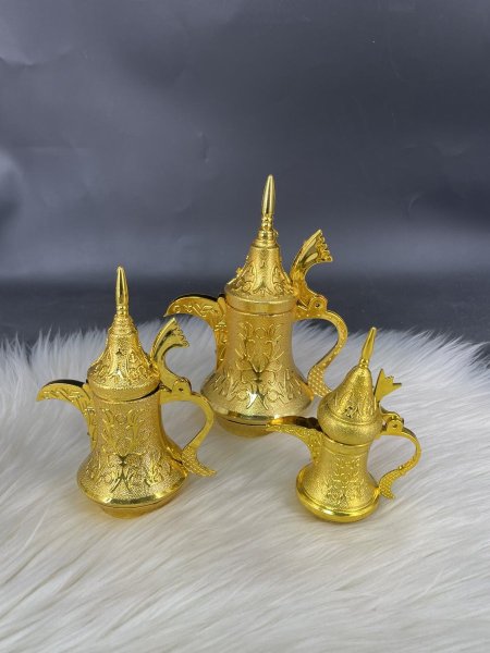 توزيعة شكل دلة قهوة ذهبية