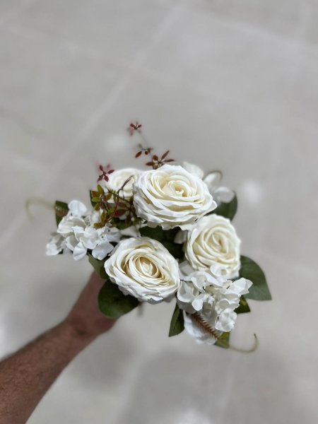 ضمة ورد جوري ابيض مخمل 7 فروع
