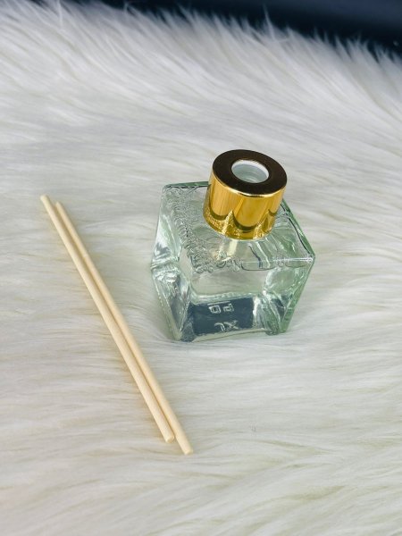 معطر جو مربع مع عودان