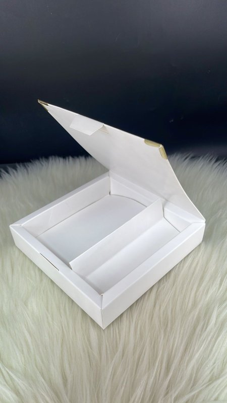 صندوق كرتون مع قاطع داخلي مع زوايا حديد